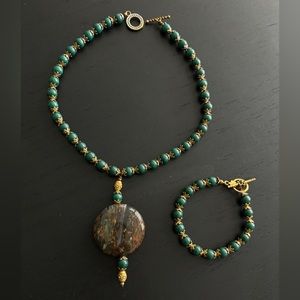 Emerald green & gold beaded necklace with marbled pendant & matching bracelet